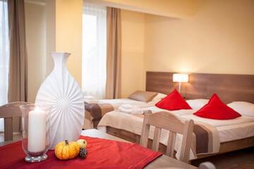 Фото номера Четырехместный номер с балконом Отель Planeta Hotel г. Мельно 2