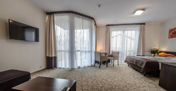 Фото номера Семейный номер с балконом и частичным видом на озеро Отель Hotel Emocja SPA г. Мельно 3