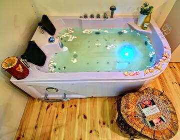 Фото номера Bungalow with private Jacuzzi 8 Апартаменты Herbals&amp;SPA-Tree&amp;beach tents г. Мельно 6